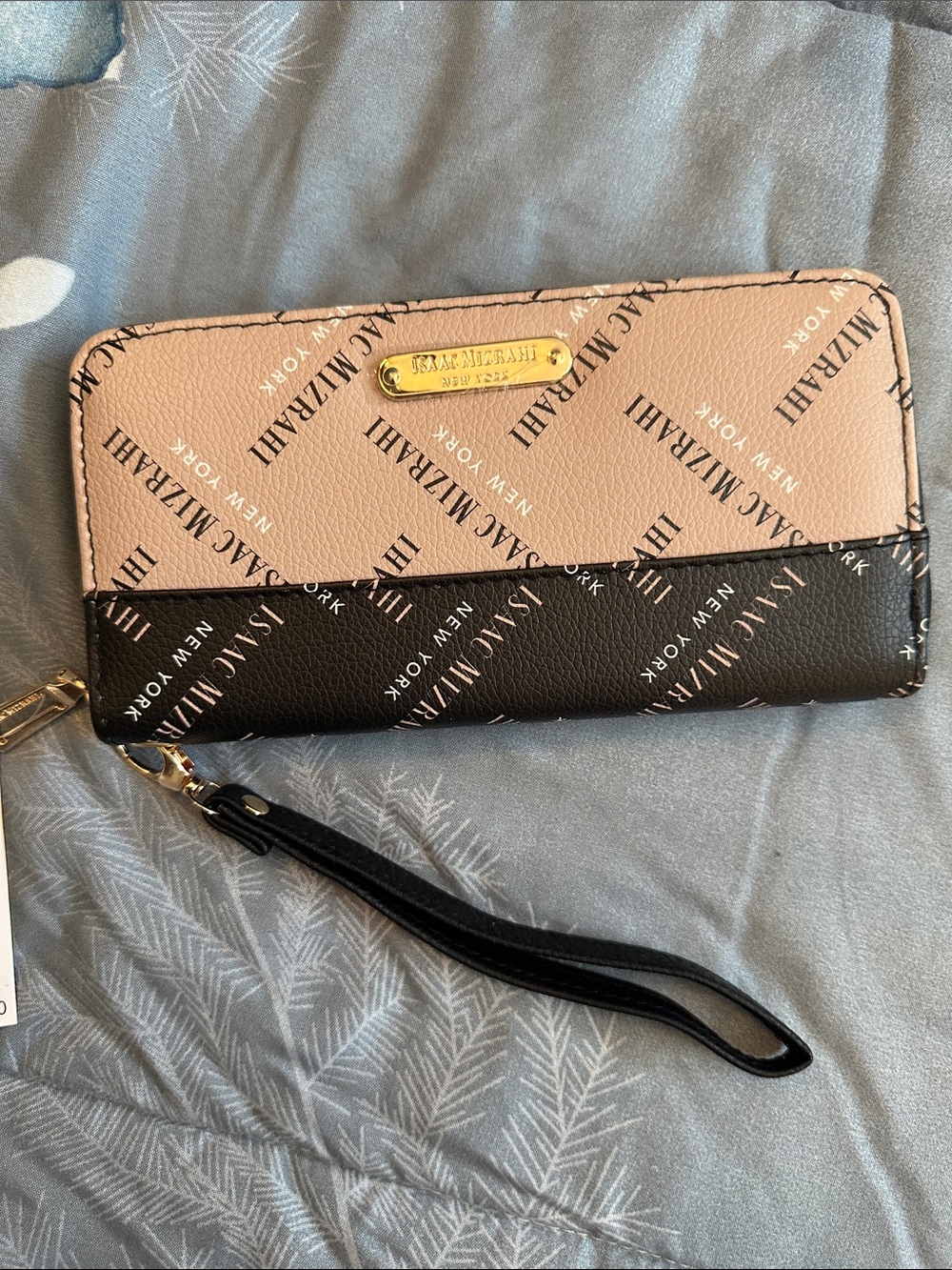 NWTS Isaac Mizrahi Two-Tone Zip Wristlet - Taupe & Black w/ free key chain🍀🍀
